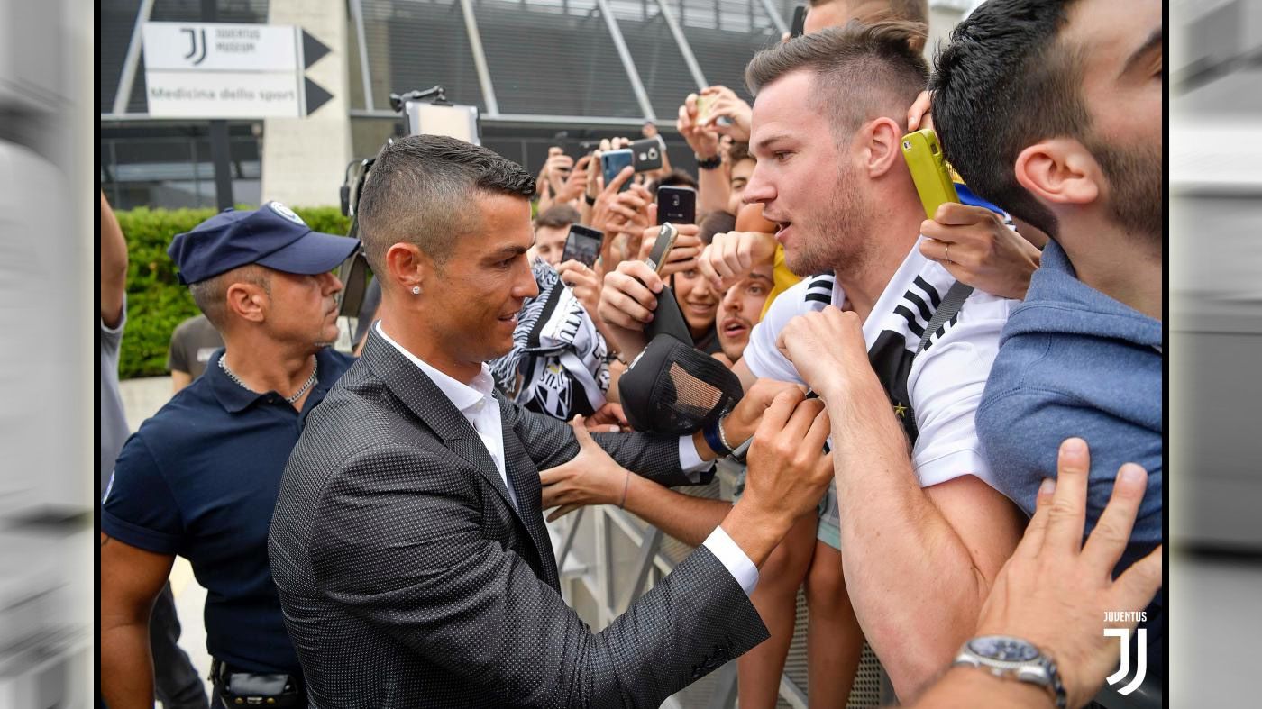 Usai penandatanganan kontrak dan tes kesehatan di J Medical, Cristiano Ronaldo menyempatkan diri untuk menyapa penggemar (16/07/18) di Turin, Italia. Copyright: © Getty Images