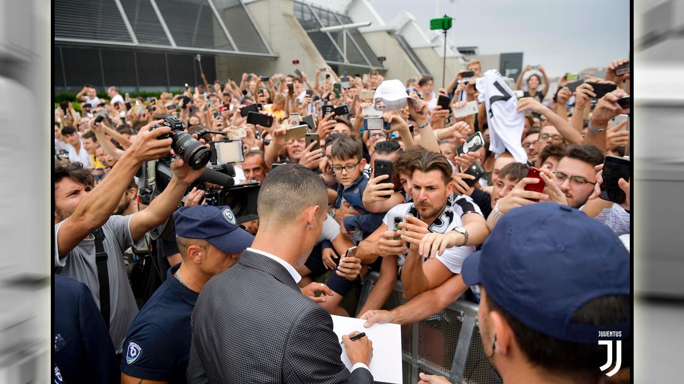 Usai penandatanganan kontrak dan tes kesehatan di J Medical, Cristiano Ronaldo menyempatkan diri untuk menyapa penggemar (16/07/18) di Turin, Italia. Copyright: © Getty Images