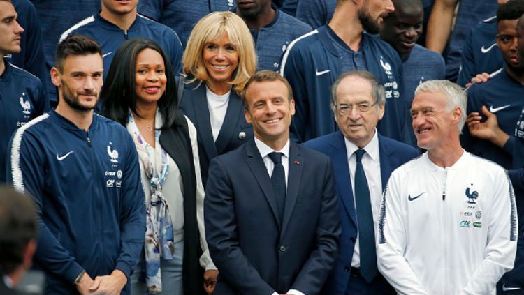 Presiden Prancis, Emmanuel Macron bersama skuat Timnas Prancis. Copyright: © Getty Images