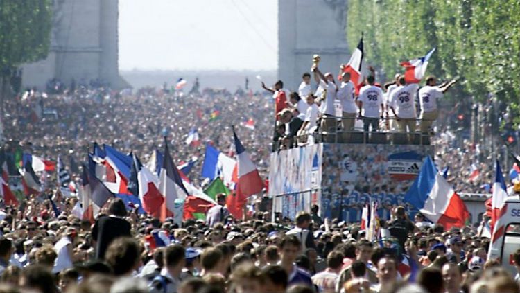 Parade juara skuat Prancis tahun 1998. Copyright: © thelocal.fr