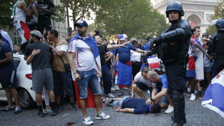 Seorang fans Prancis tewas akibat kerusuhan di Kota Paris. Copyright: © Mirror.