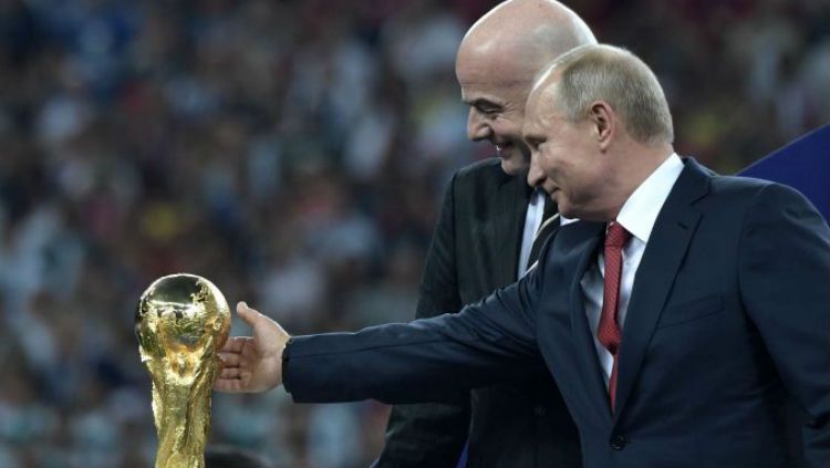 FIFA menolak permintaan Presiden Ukraina, Vlodimir Zelensky, untuk membagikan pesan damai dalam final Piala Dunia 2022. Copyright: © AFP