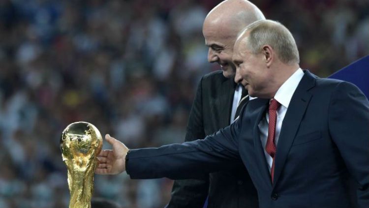 Vladimir Putin bersama Gianni Infantino. Copyright: © AFP