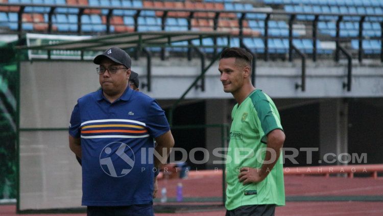 Latihan perdana Maitimo bersama Persebaya. Copyright: © Fitra Herdian/INDOSPORT