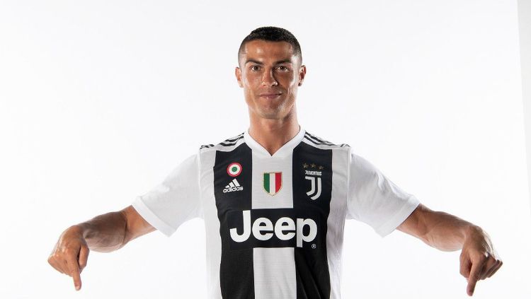 Cristiano Ronaldo mengenakan seragam klub barunya, Juventus. Copyright: © twitter.com/juventusfc