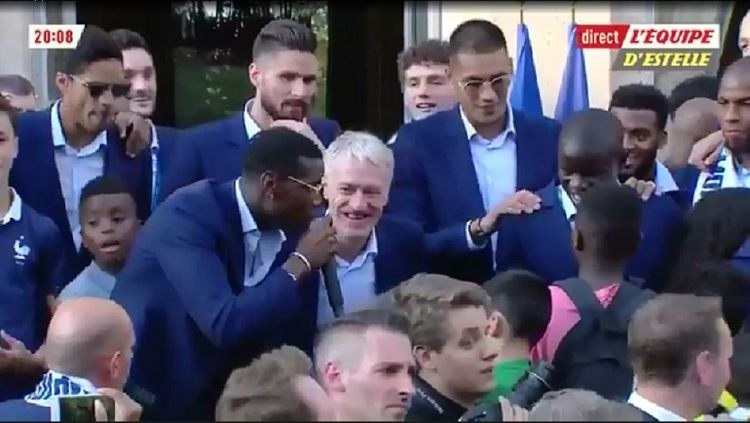 Para Pemain Prancis bernyanyi untuk Kante di depan Istana Kepresidenan. Copyright: © Sportbible
