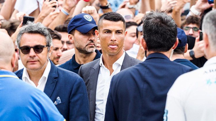 Cristiano Ronaldo dikawal ketat saat akan diperkenalkan Juventus kepada publik. Copyright: © Getty Images