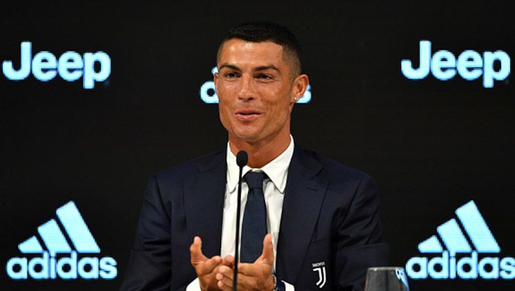 Cristiano Ronaldo saat memperkenalkan diri di depan awak media. Copyright: © Getty Images