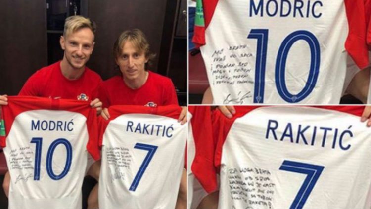 Ivan Rakitic (kiri) dan Luka Modric saling bertukar jersey dan memberi pesan. Copyright: © Sport Bible