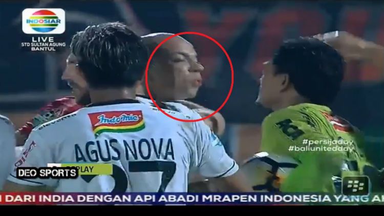 Ivan Carlos meludah kepada Wawan Hendrawan. Copyright: © Istimewa