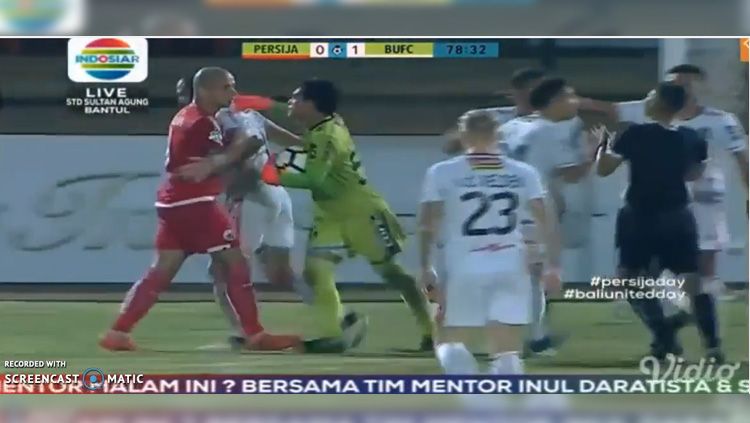 Detik-detik Keributan Pemain Persija vs Bali United di Tengah Laga. Copyright: © INDOSPORT.com