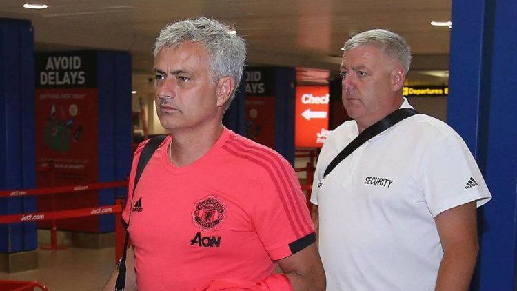 Jose Mourinho jelang keberangkatan ke Amerika Serikat. Copyright: © The Sun