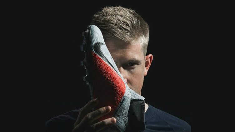 Kevin De Bruyne memamerkan sepatu terbarunya PhantomVSN. Copyright: &copy; Nike
