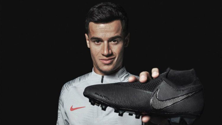 Philipe Coutinho memamerkan sepatu terbarunya PhantomVSN. Copyright: &copy; Nike