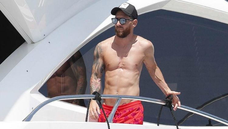 Lionel Messi ketika menikmati masa liburan di Ibiza, Spanyol. Copyright: &copy; The Mega Agency