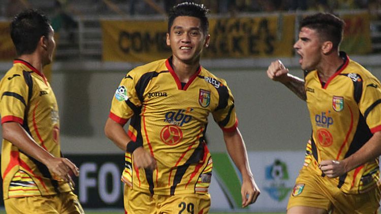 Septian David Maulana dan Fernando Rodriguez selebrasi usai mencetak gol ke gawang Borneo FC. Copyright: © mitrakukar.com