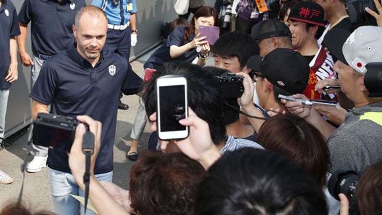 Andres Iniesta usai bertemu wartawan langsung disambut ratusan penggemarnya. Copyright: © Getty Images