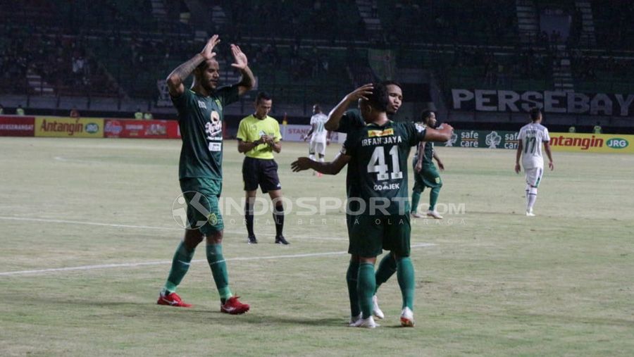 Selebrasi Irfan Jaya (Persebaya Surabaya) setelah mencetak gol pertama ke gawang PSMS Medan. Copyright: © Fitra Herdian/Indosport.com