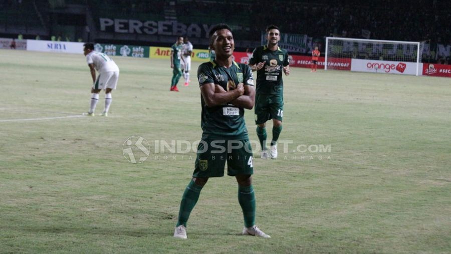 Selebrasi Irfan Jaya (Persebaya Surabaya) setelah mencetak gol ke gawang PSMS Medan. Copyright: © Fitra Herdian/Soicaumienbac.cc