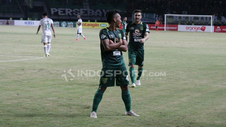 Selebrasi Irfan Jaya usai cetak gol pertama dalam pertandingan Persebaya Surabaya vs PSMS Medan. Copyright: © Fitra Herdian/Football265.com