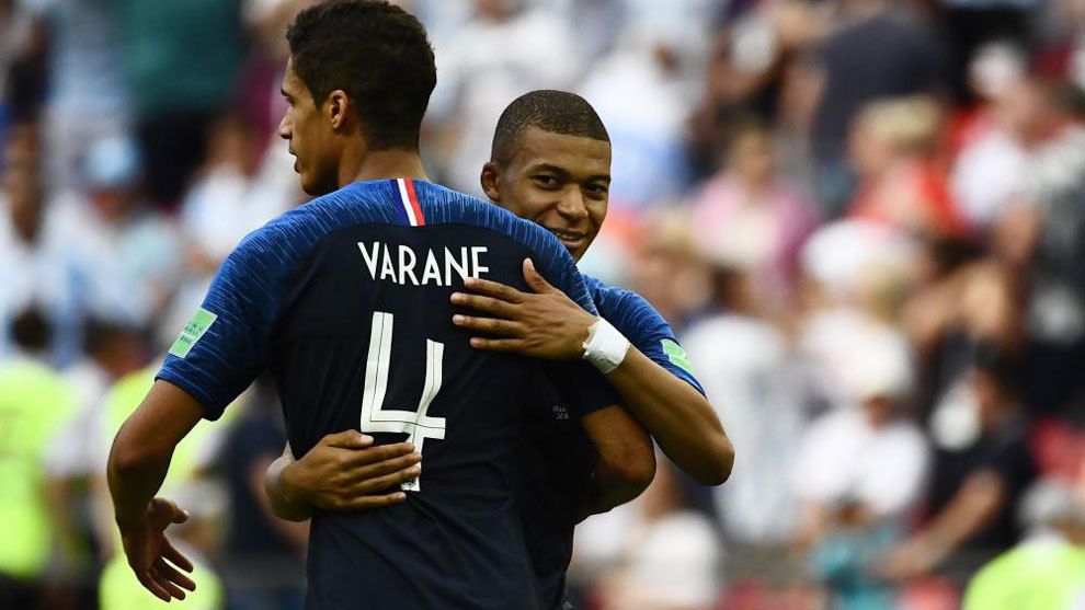 Raphael Varane dan Kylian Mbappe Saat Membela Timnas Prancis di Piala Dunia 2018 Copyright: © Marca