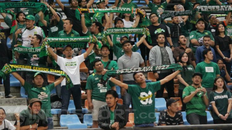 Pendukung setia Persebaya Surabaya, Bonek saat laga menghadapi PSMS Medan. Copyright: © Fitra Herdian/INDOSPORT