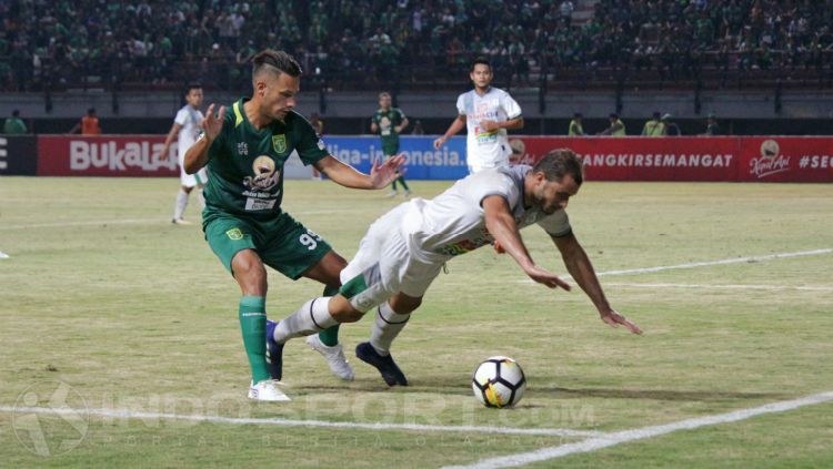 Pemain anyar Persebaya Surabaya, Raphael Maitimo dalam laga debutnya. Copyright: © Fitra Herdian/INDOSPORT