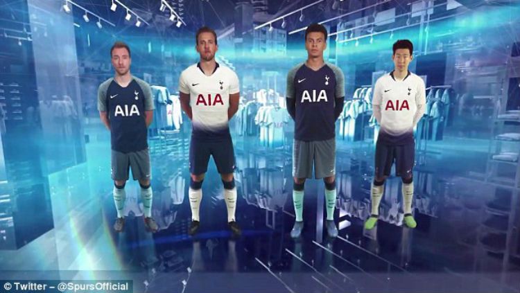 Perkenalan jersey anyar Tottenham Hotspur. Copyright: © The Sun