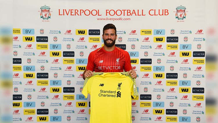 Liverpool secara resmi memperkenalkan Alisson Becker sebagai kiper anyar mereka. Copyright: © Getty Images