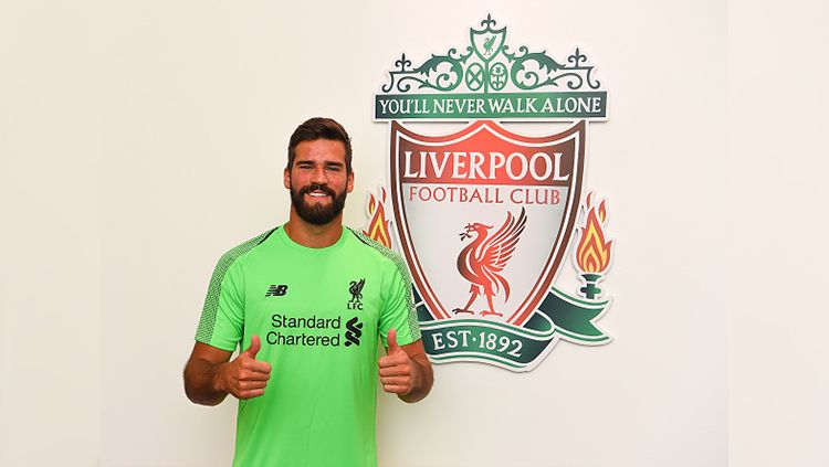 Liverpool secara resmi memperkenalkan Alisson Becker sebagai kiper anyar mereka. Copyright: © Getty Images