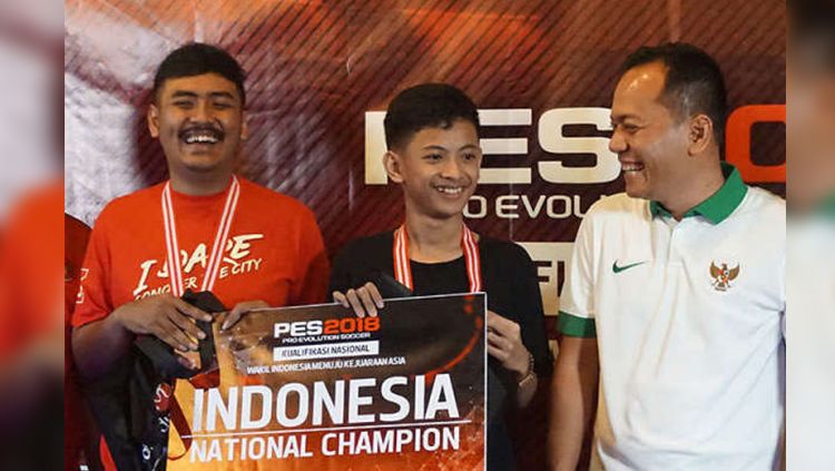 Atlet eSport Pro Evolution Soccer (PES), Rizki Faidan (tengah) harus mengubur mimpinya untuk bisa tampil di Asian Games 2018. Copyright: &copy; Kincir
