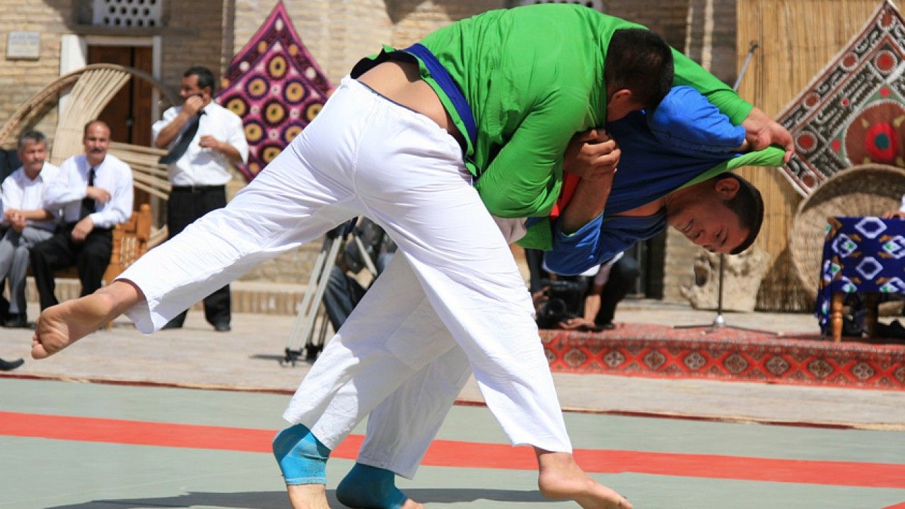 Contoh permainan Kurash yang dimainkan oleh pemain profesional. Copyright: © BreakingNews.co.id