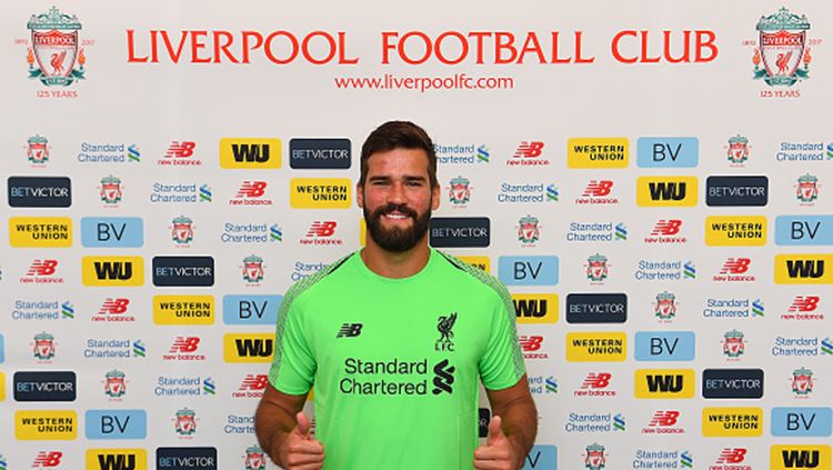 Liverpool secara resmi memperkenalkan Alisson Becker sebagai kiper anyar mereka. Copyright: © Getty Images