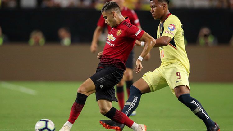 Andreas Pereira mengontrol bola dan Roger Martinez berusaha mengagalkannya. Copyright: © INDOSPORT