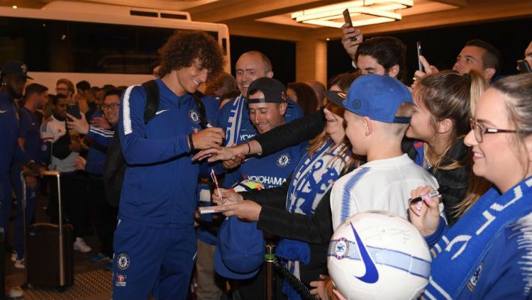 David Luiz saat tiba di Australia (19/07/18) dalam rangkaian tur pramusim Chelsea. Copyright: © The Sun