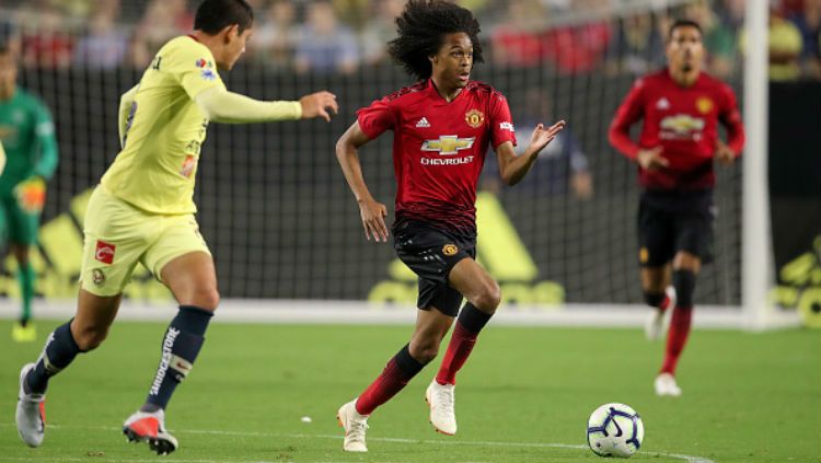 Ole Gunnar Solskjaer membela pemainnya, Tahith Chong, yang menuai kecaman karena menjadi penyebab kekalahan Manchester United dari Astana di Liga Europa. Copyright: © Getty Images