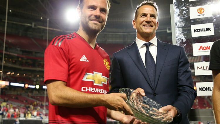 Juan Mata dapat piring usai terpilih jadi man of the match. Copyright: &copy; Getty Images