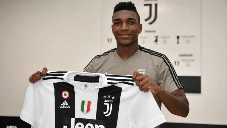 Christian Makoun resmi berseragam Juventus. Copyright: © Juventus