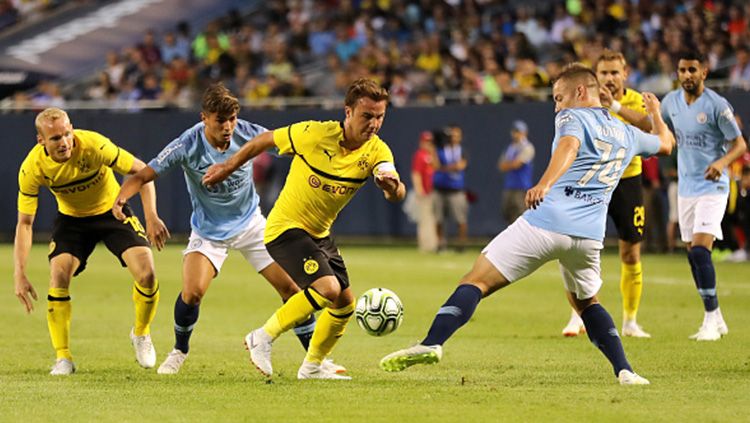 Mario Gotze berusaha melewati Luke Bolton. Copyright: © Getty Images