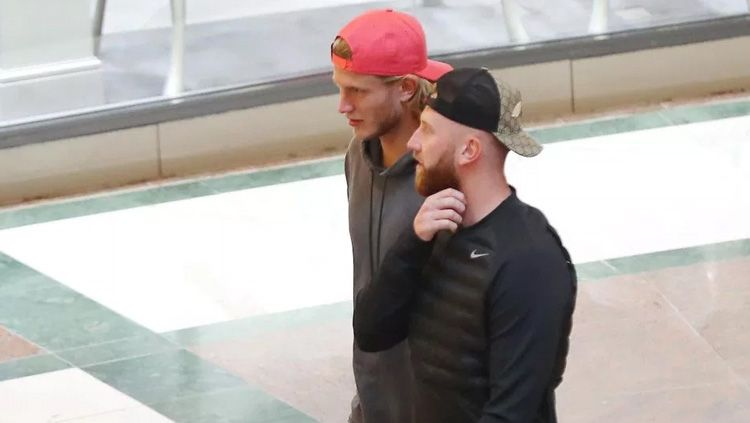 Loris Karius tengah berjalan bersama rekannya. Copyright: &copy; thesun.co.uk
