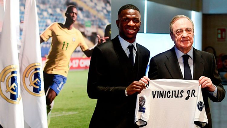 Vinicius Junior diperkenalkan Florentino Perez. Copyright: © Getty Images
