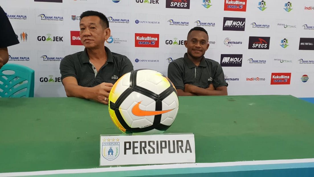Asisten pelatih Persipura, Tony Ho bersama Gunansar Mandowen saat menggelar konferensi pers di Serui. Copyright: © Official Persipura