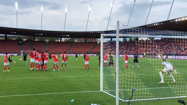 Sevilla bertemu dengan Benfica di pertandingan ICC. Copyright: © Getty Images