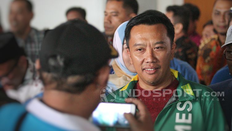 Menpora Imam Nahrawi disambut hangat oleh KNPI. Sabtu (21/7/18). Copyright: © Fitra Herdian/INDOSPORT