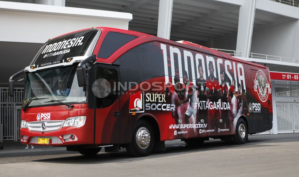 Wajah baru Bus Timnas Indonesia, hasil kerja sama dengan Supersoccer. Copyright: © Herry Ibrahim/Indosport.com