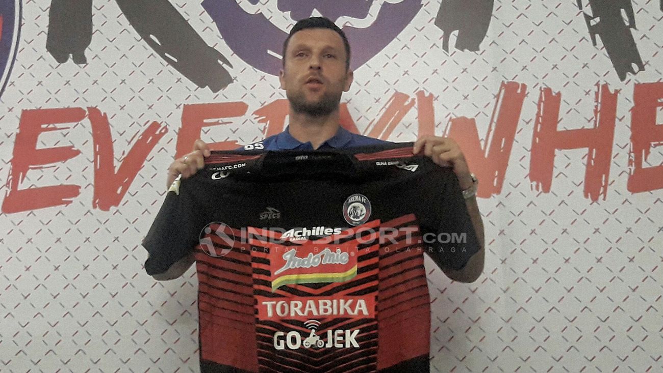 Srdjan Ostojic kiper baru Arema FC menjadi salah satu muka baru yang ikut meramaikan sepakbola tanah air. Copyright: © Ian Setiawan/Indosport.com