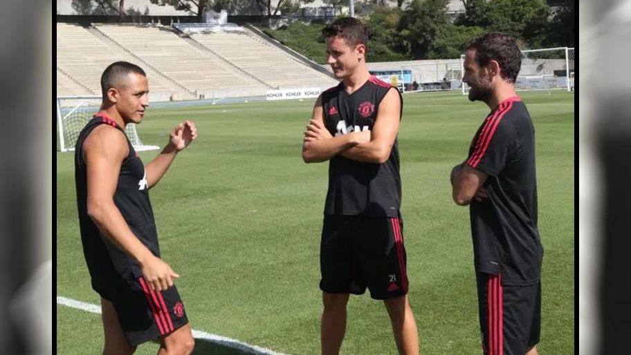 Alexis Sanchez ambil bagian dalam sesi latihan tur pertama Manchester United. Copyright: © Getty Images