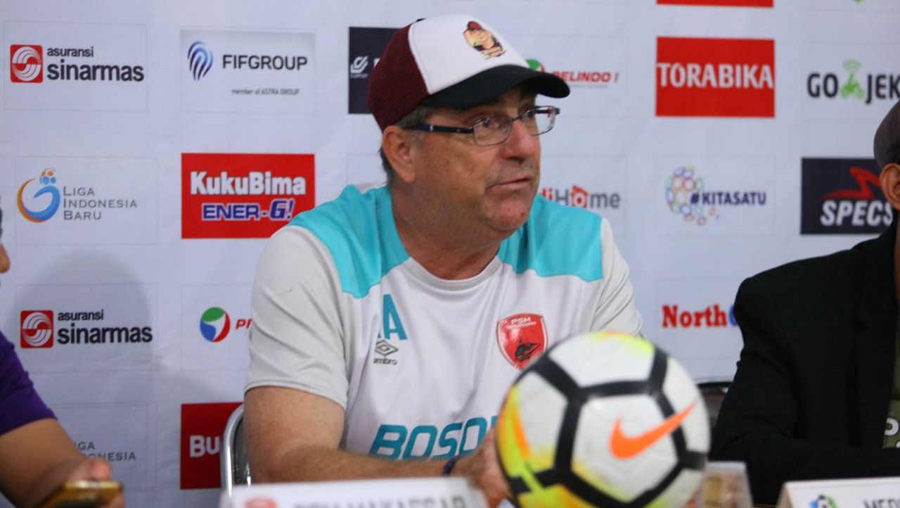 Robert Alberts, pelatih PSM Makassar saat preskon. Copyright: © PSM Makassar