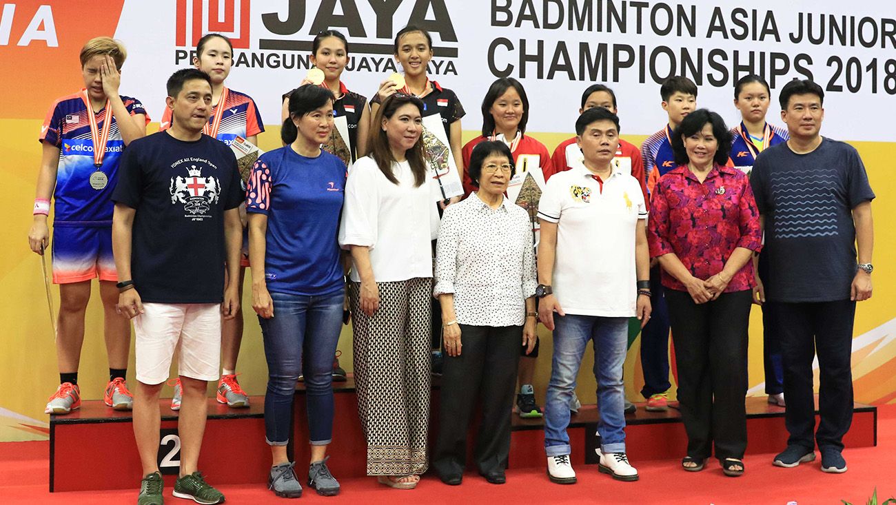 Febriana Dwipuji Kusuma/Ribka Sugiarto berfoto bersama usai menjuarai Kejuaraan Asia Junior 2018. Copyright: © Humas PBSI