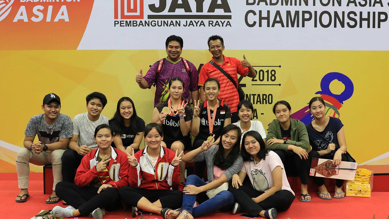 Febriana Dwipuji Kusuma/Ribka Sugiarto berfoto bersama usai menjuarai Kejuaraan Asia Junior 2018. Copyright: © Humas PBSI